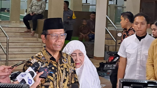 Cawapres nomor urut 3 Mahfud Md dan istri