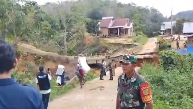 Kisah petugas pikul kotak suara di Jambi