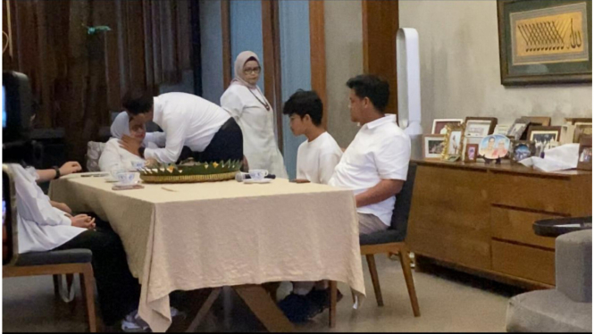 Capres nomor urut satu Anies Baswedan sungkem ke orang tua jelang pencoblosan