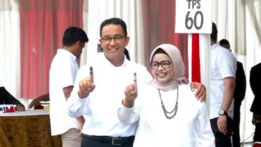 Anies Baswedan bersama istri mencoblos di TPS 60 di Cilandak