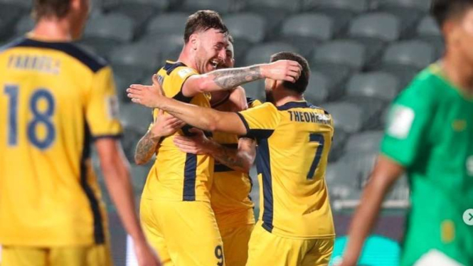 Pemain Central Coast Mariners rayakan gol