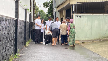 Calon presiden nomor urut satu, Anies Baswedan menyapa warga sebelum mencoblos.