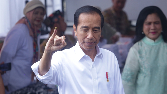 Presiden Jokowi dan Ibu Iriana Jokowi Nyoblos Pemilu 2024 di TPS 10