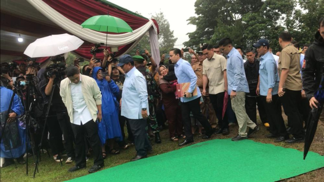 Capres nomor urut dua, Prabowo Subianto menghindari karpet hijau saat hendak nyoblos di TPS 033 Desa Bojong Koneng, Kecamatan Babakan Madang, Bogor, Jawa Barat, Rabu, 14 Februari 2024