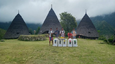 Perjuangan petugas pikul kotak suara mendaki 7 kilometer ke Wae Rebo