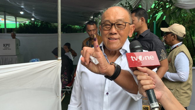 Aburizal Bakrie nyoblos di TPS 50 Menteng Jakarta Pusat