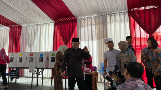 Wapres Ma'ruf Amin usai mencoblos di TPS 33 Tapos, Depok
