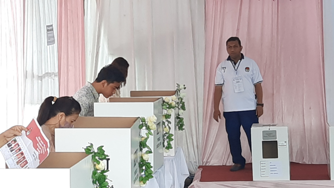 Cawapres nomor urut 2 Gibran Rakabuming Raka didampingi istrinya mencoblos di TPS 034 Manahan, Solo.
