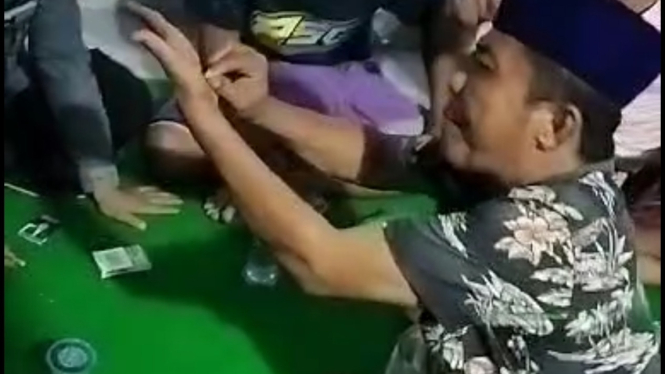 Tangkapan layar video keributan warga dengan petugas PPS di Sampang, Madura, Jawa Timur.