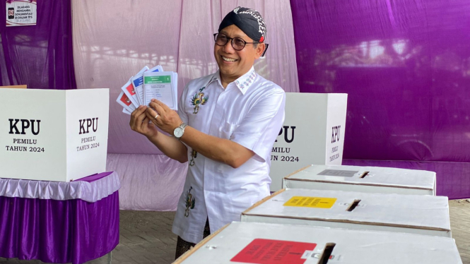 Halim Iskandar usai nyoblos di TPS. 