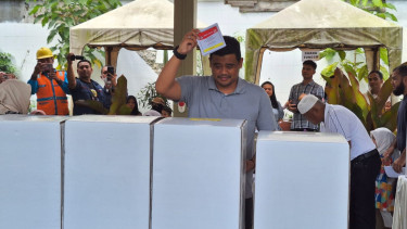 Walikota Medan, Bobby Nasution dan istrinya, Kahiyang Ayu saat mencoblos di TPS 34, di Komplek Tasbi, Kota Medan.(B.S.Putra/VIVA)