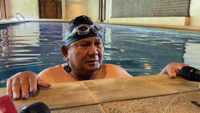 Capres nomor urut dua Prabowo Subianto berenang usai nyoblos di TPS 033 Desa Bojong Koneng, Kecamatan Babakan Madang, Kabupaten Bogor, Jawa Barat, Rabu, 14 Februari 2024 (sumber foto: istimewa)