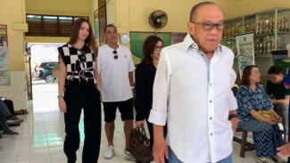 Gaya Fashion Nia Ramadhani Tetap Modis saat Datang ke TPS