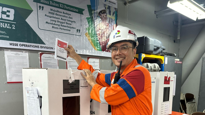 Pekerja PT Pertamina Hulu Energi (PHE) melaksanakan pemilihan umum di lepas pantai (offshore)
