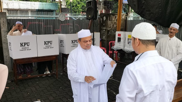 Imam Besar Habib Rizieq Shihab atau HRS menggunakan hak pilihnya di TPS 47 Kelurahan Petamburan, Tanah Abang, Jakarta Pusat, Rabu 14 Februari 2024 dengan mendatangi TPS bersama keluarga.