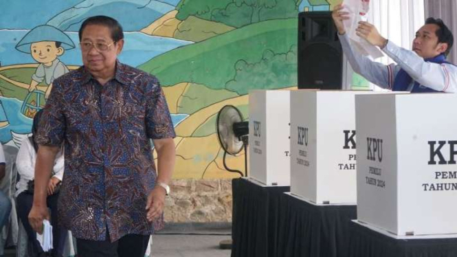 Presiden ke-6 RI Susilo Bambang Yudhoyono berjalan keluar bilik suara usai mencoblos di TPS 16, Kelurahan Ploso, Pacitan, Rabu, 14 Februari 2024.