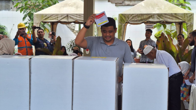 Walikota Medan, Bobby Nasution dan istrinya, Kahiyang Ayu saat mencoblos di TPS 34, di Komplek Tasbi, Kota Medan.(B.S.Putra/VIVA)