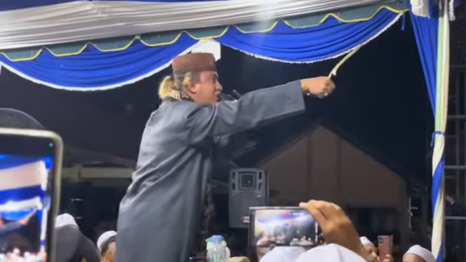 Bahar bin Smith atau Habib Bahar angkat rencong saat berceramah