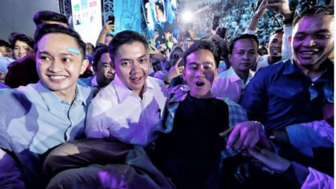 Momen Gibran digendong Mayor Teddy