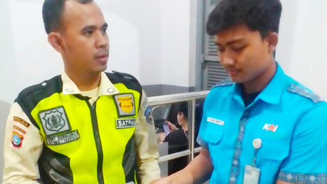 Petugas Railink menemukan tas berisikan uang Rp 14 juta saat diserahkan kepada pihak keamanan Stasiun Binjai. (istimewa/VIVA)