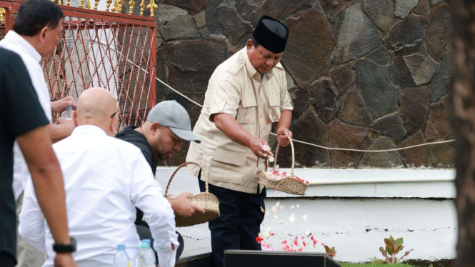 Presiden RI Prabowo Subianto saat ziarah ke makam sang ayah.
