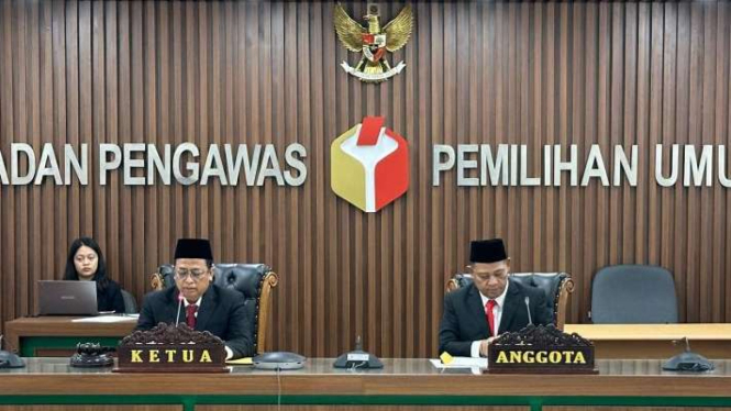 Ketua Majelis Sidang Bawaslu sekaligus Anggota Bawaslu RI Puadi (tengah) dalam persidangan di Gedung Bawaslu RI, Jakarta, Kamis, 15 Februari 2024.