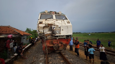 Kereta Api Manahan tabrak dump truk di Brebes, Jawa Tengah
