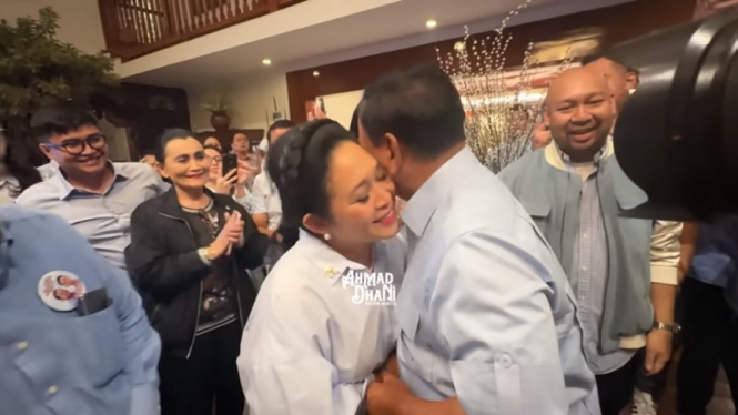 Prabowo Subianto memeluk Titiek Soeharto di Kertanegara