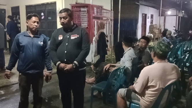 Para pelayat memadati rumah duka di Desa Tegalrejo, Kecamatan Ceper, Kabupaten Klaten, Jawa Tengah.