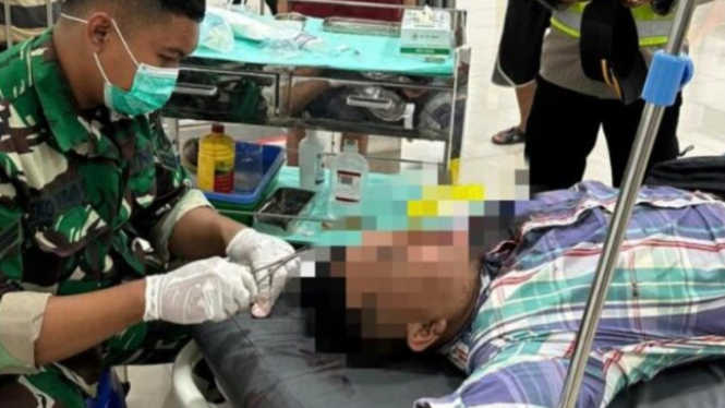 Korban saat menjalani perawatan medis usai dibacok.