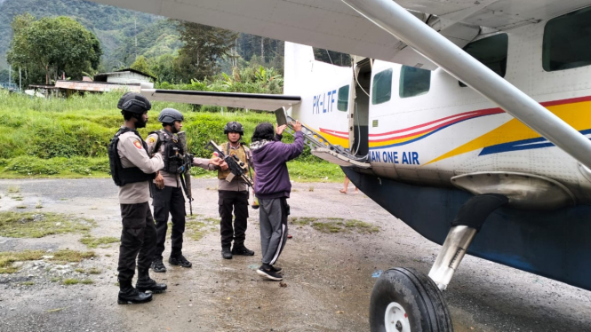 Pesawat yang ditembak oleh orang tak dikenal