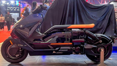 BMW Motorrad skuter listrik premium CE 04