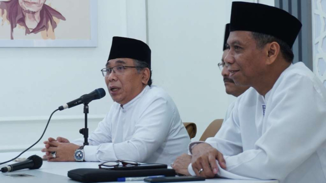Ketua Umum NU Yahya Cholil Staquf (tengah) didampingi pengurus harian NU saat menggelar jumpa pers tentang pelaksanaan Pemilu 2024 di kantor Pengurus Besar NU, Jakarta, Jumat, 16 Februari 2024.