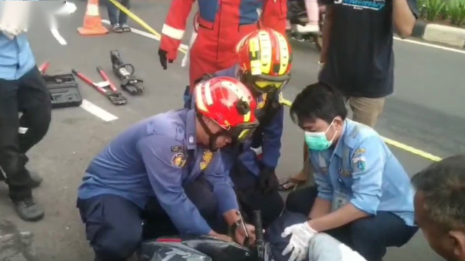 Seorang pengendara motor berinisial I (22) mengalami kecelakaan tunggal yang cukup mengenaskan yang terjadi di Jalan Raya Pramuka, Utan Kayu Utara, Matraman, Jakarta Timur, Jumat 16 Februari 2024 pagi.