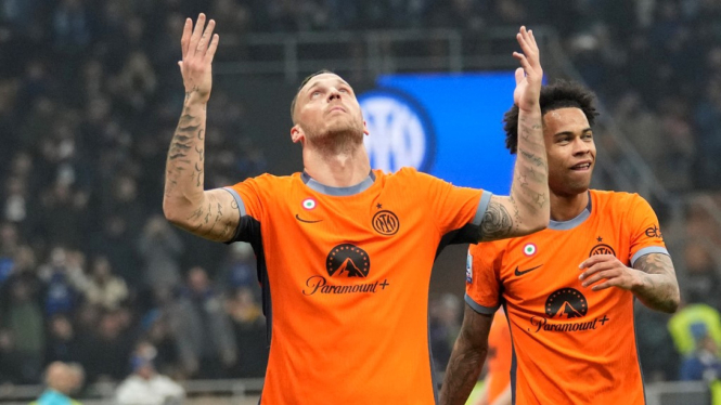 Pemain Inter Milan, Marko Arnautovic rayakan gol.