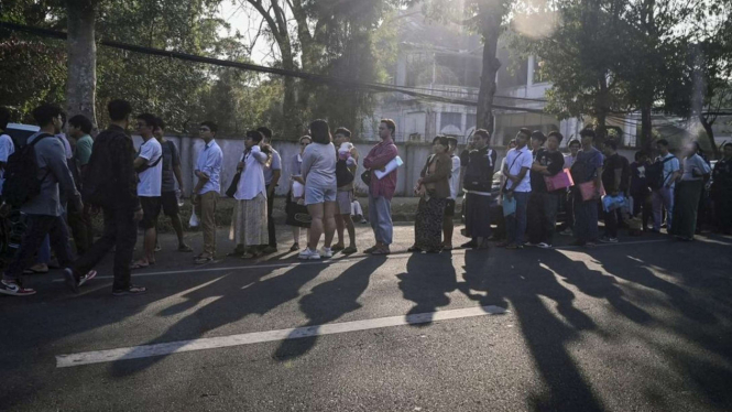 Menolak Wajib Militer, Ribuan Pemuda Myanmar Kabur Tinggalkan Negara