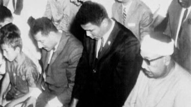 Petinju legendaris Muhammad Ali saat melaksanakan sholat