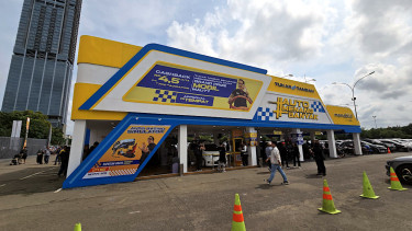 Booth tukar tambah mobil dan motor di IIMS 2024