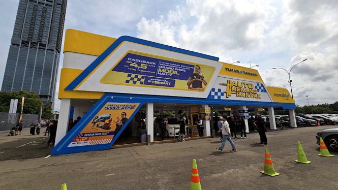 Booth tukar tambah mobil dan motor di IIMS 2024