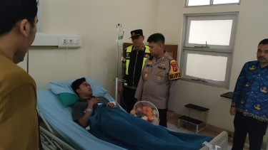 Polisi jenguk petugas KPPS yang dirawat di RSUD Waled, Cirebon