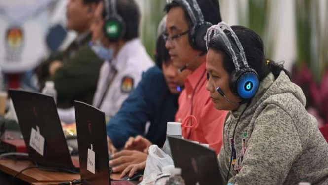 Petugas KPU Masukkan Dokumen ke Sistem Informasi Rekapitulasi atau Sirekap