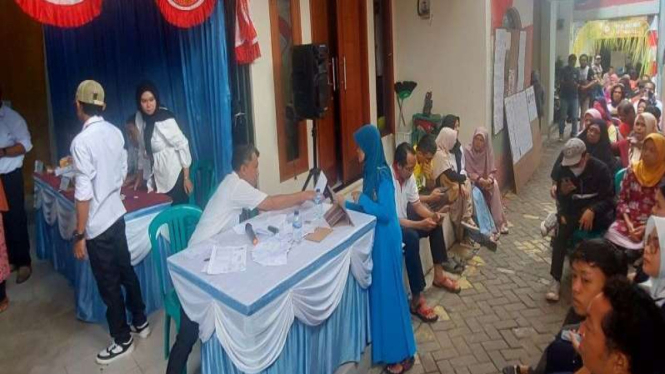 Warga mengikuti kegiatan pemungutan suara ulang (Ilustrasi)