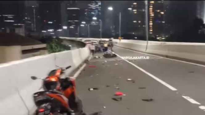 Kecelakaan sepeda motor di jalan layang non tol (JLNT) (Istimewa)