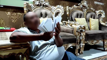 Timses caleg di Cirebon tarik kembali amplop yang telah dibagikan ke masyarakat.