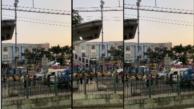 Pengguna JakLingko Berbaris Rapih di Jaktim