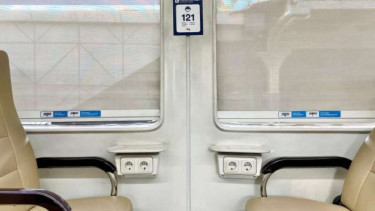 Colokan listrik di gerbong kereta.