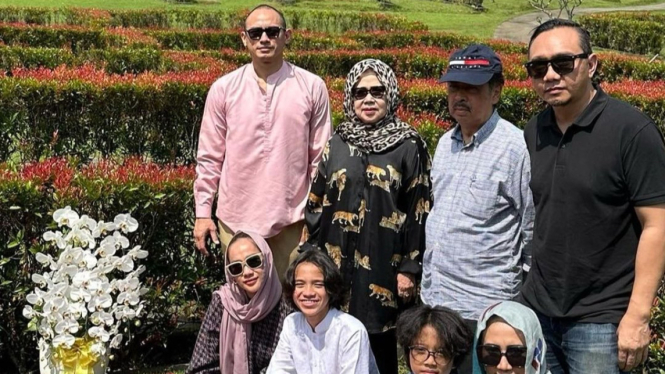 BCL dan Keluarganya Ziarah ke Makam Ashraf
