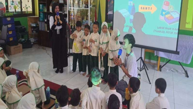 Para mentor dari Komunitas GUA sedang memberikan edukasi kepada murid TK.