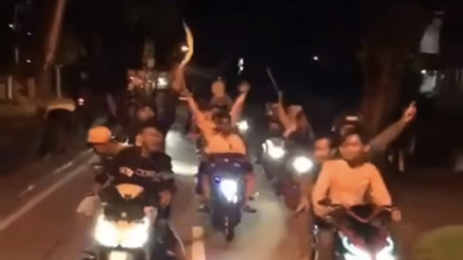 Tangkapan layar video viral yang menunjukkan belasan remaja yang konvoi membawa sajam, di Kota Pontianak. Sebanyak 6 orang anak bawah umur anggota geng motor tersebut sempat diamankan pihak kepolisian. 