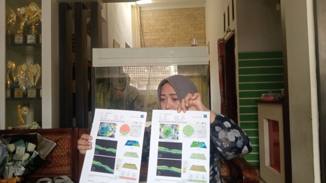 Orang tua korban saat menunjukkan rekam medis dokter mata.